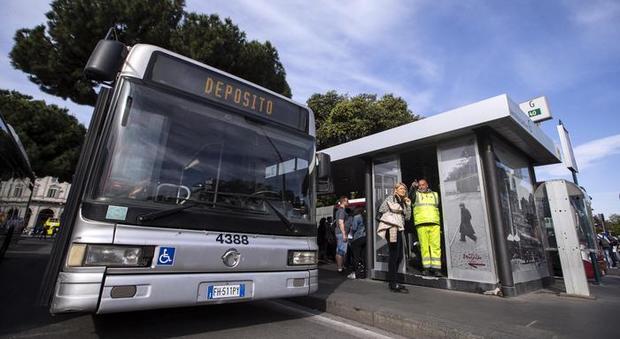 Roma, alla fermata del bus spunta un manifesto blasfemo. Atac: «Grave atto vandalico»