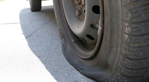 Raid contro le auto in sosta: pneumatici quarciati e fiancate rigate