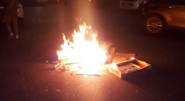 Roma, termosifoni rotti nelle case popolari, i residenti bruciano cartoni per protesta