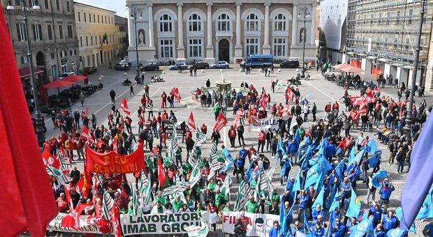 Duemila lavoratori del legno in corteo a Pesaro e sciopero di 8 ore: «Inflazione alle stelle, adeguate gli stipendi»