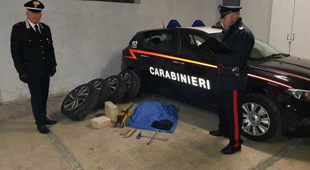 Ladro sorpreso a rubare pneumatici e arrestato dai carabinieri a Gaeta
