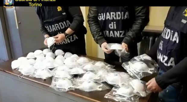 Coronavirus, mascherine vendute a 5mila euro: blitz della Gdf, denunciate venti persone