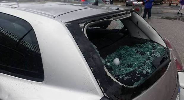 Grandinata a Napoli, palla di ghiaccio sfonda un'auto: ferito un ragazzo