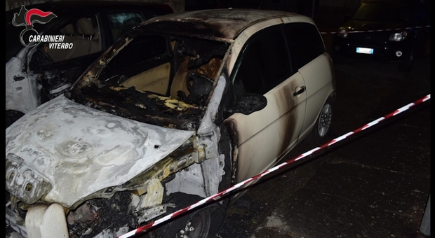 Una delle auto incendiate dal gruppo criminale a Viterbo