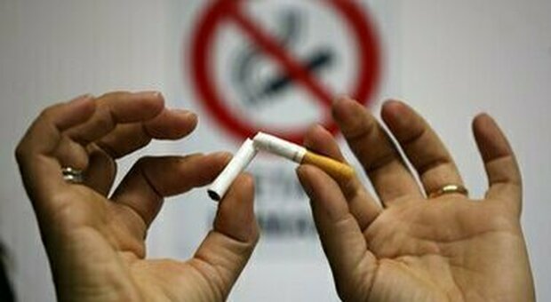 Il fumo «aggrava il Covid» (e il rischio di morte aumenta di 10 volte): lo studio che stronca le sigarette