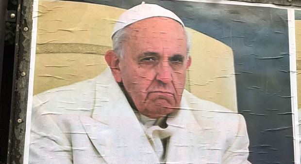 Roma invasa da manifesti contro il Papa: spunta l'ombra dei conservatori