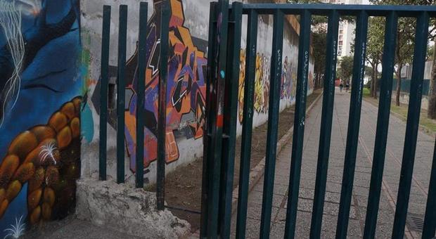 Napoli, lo sfregio dei vandali: raid al Parco De Simone due giorni dopo la riapertura