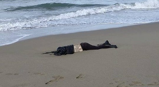 Choc a Paestum, scolari trovano cadavere di donna in spiaggia