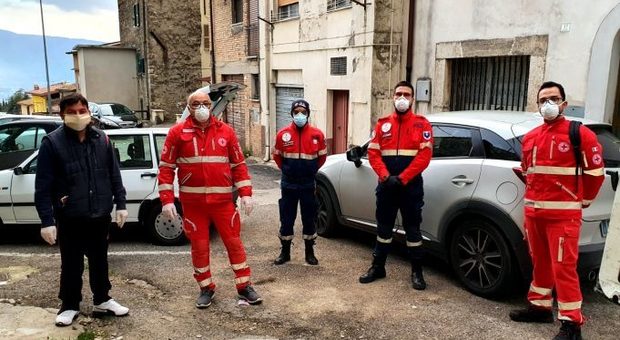 L'operaio albanese insieme ai volontari della Croce Rossa di Anagni