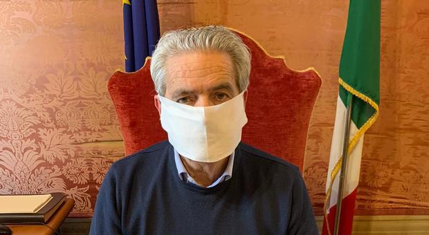 Coronavirus, ordinanza del sindaco di Viterbo: «Nei negozi e negli uffici solo con la mascherina»