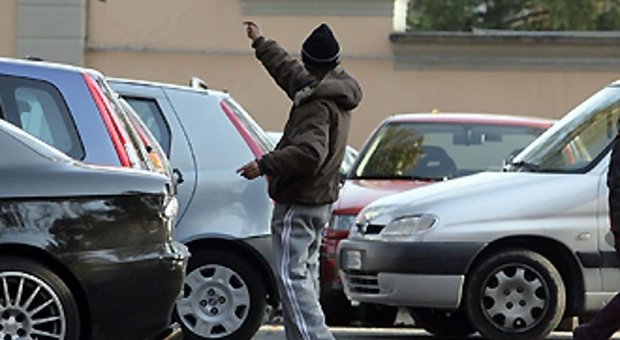 Napoli, controlli a tappeto: denunciato un parcheggiatore abusivo