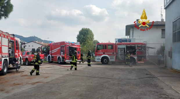 Vigili del fuoco intenti a spegnere le fiamme nell'azienda di via Alcide de Gasperi a Brendola