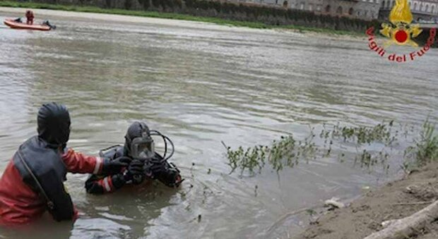 Cadavere riaffiora dalle acque dell'Arno: è di un anziano di 90 anni