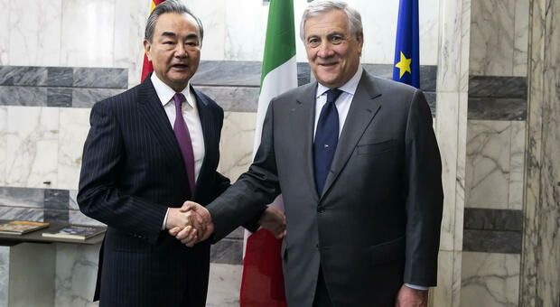 Il ministro degli Esteri Antonio Tajani con l'omologo cinese Wang Yi