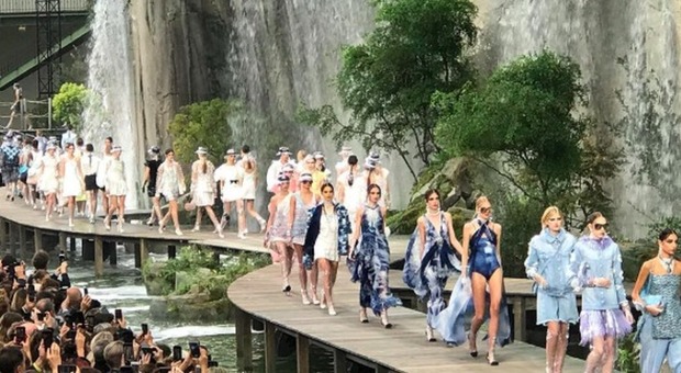 Tweed e pvc per la primavera estate 2018: Chanel stupisce Parigi tra cascate e meraviglia