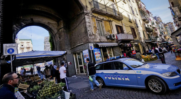 Napoli, clandestino algerino rapina donna col coltello: arrestato a Porta Nolana