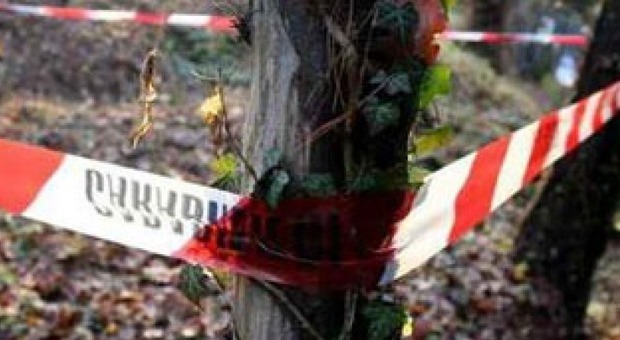 Cadavere ritrovato nel bosco in Trentino, continua il mistero: è di un trentenne con 3 tatuaggi con giacca da motociclista