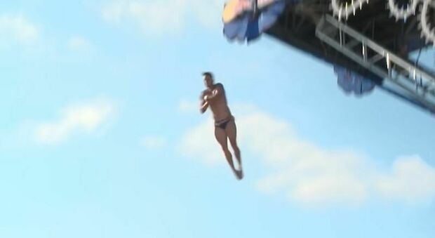 Red Bull Cliff diving, Polignano capitale dei tuffi: vince l'inglese Aidan Heslop