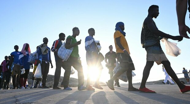 Migranti fuori dai centri se depositano 5mila euro, come funziona il provvedimento