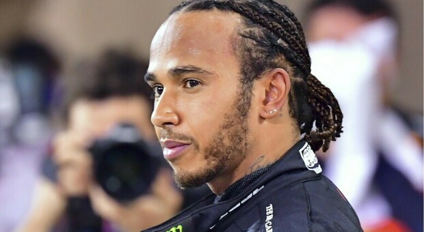 Lewis Hamilton alla Ferrari nel 2025? «Prenderà il posto di Sainz. Annuncio nei prossimi giorni»