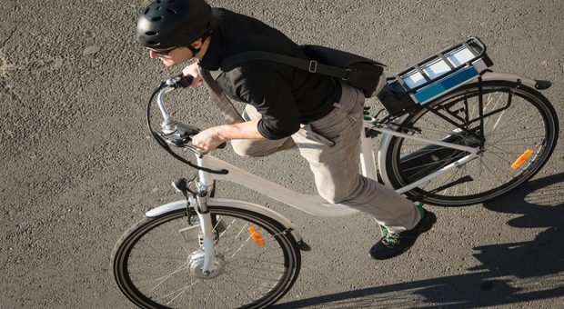 «Pericolose come i ciclomotori». La polizia stradale sequestra le bici elettriche