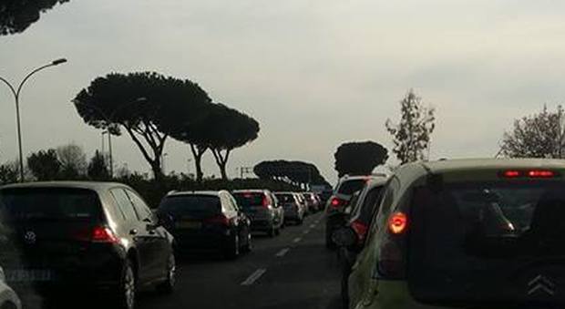 Roma, doppio incidente sulla Colombo, traffico in tilt
