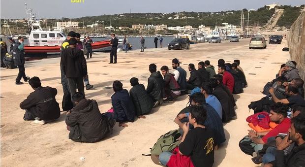 Sbarco a Santa Maria di Leuca: 110 pakistani a bordo di uno yacht