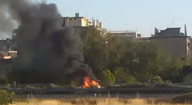 Fiamme sull'esodo di ferragosto: auto brucia sull'autostrada del Mediterraneo