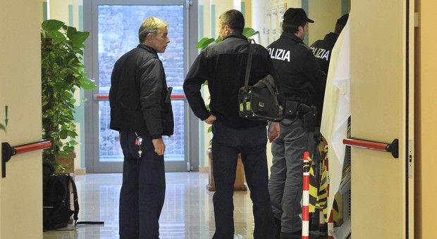 VENEZIA - La polizia scientifica al lavoro il giorno dello sparo all'ospedale civile