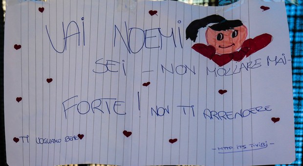 immagine Bigliettini per Noemi fuori dall'ospedale Santobono