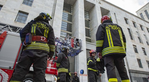 Milano, incendio al settimo piano del Palazzo di Giustizia: distrutta la cancelleria del Gip