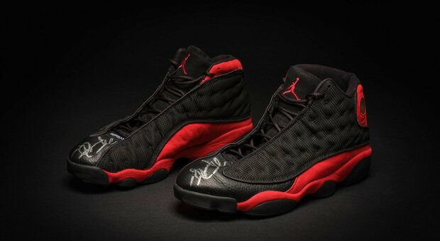 Michael Jordan, vendute all'asta per 2,2 milioni di dollari un paio di Air indossate nel 1998: è record