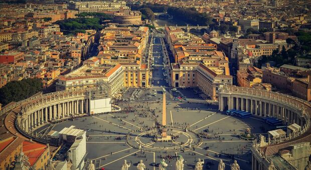 Roma, fermato parroco armato in Piazza San Pietro: «Nel borsello coltelli e pistola ad aria compressa»