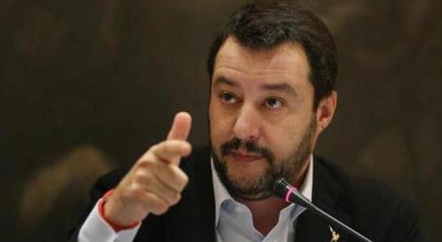 Migranti, Salvini: «Chi giustifica l'invasione o non capisce o ci guadagna, c'è qualcuno che fa politica a nome della Chiesa»