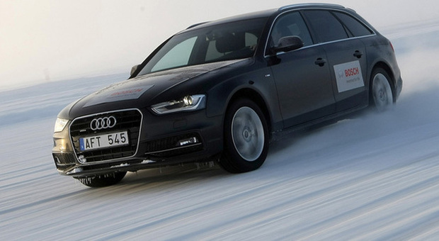 Un'Audi in prova sulle piste innevate della Bosch ad Arjeplog in Svezia
