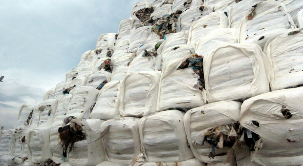 Emergenza rifiuti, ecco il piano anti-crisi: spazzatura trasferita anche al Nord