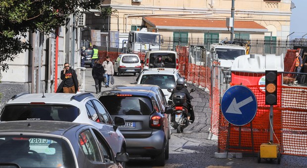 Corso Vittorio Emanuele, cantiere caos: i semafori non sono sincronizzati