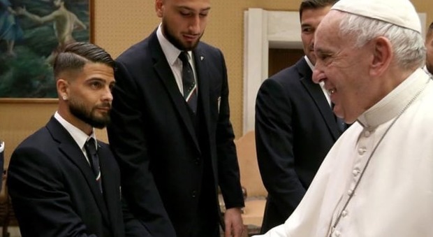 Napoli, Insigne omaggia il Papa: «Solo insieme possiamo farcela»