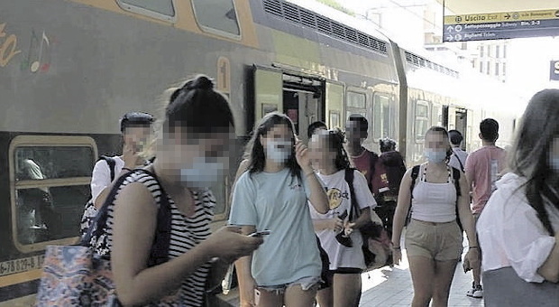 Mascherine e ingressi controllati degli studenti anche sui treni