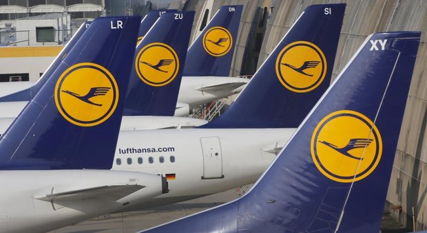 Lufthansa, i piloti annunciano: «Sciopero anche domani». Oggi già cancellati 876 voli