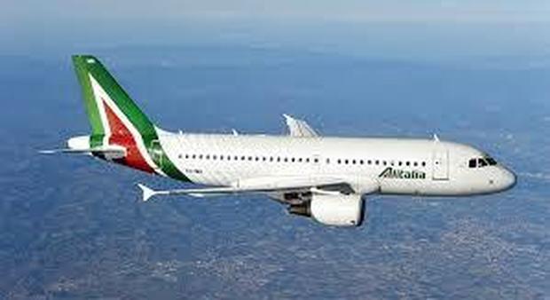 Bimbo di due anni muore a bordo di un volo Alitalia, inutile atterraggio di emergenza