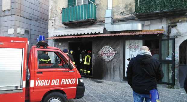 Incendio nel pub a Napoli, residenti in fuga dal palazzo: strada transennata