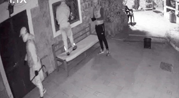 Ladri mentre entrano in un'abitazione ai Camaldoli