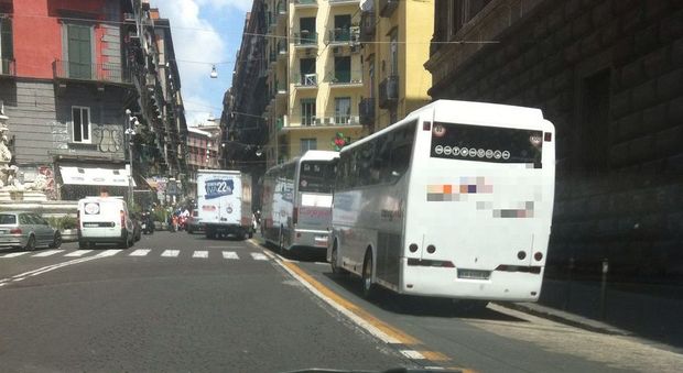 Napoli, la corsia preferenziale diventa il parcheggio per gli autobus turistici