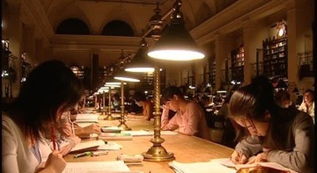 «Vivo con 220 euro al mese: salto la cena e mi riscaldo in biblioteca»