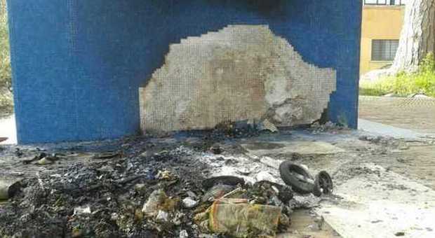 Sabaudia, sfregio all'architettura razionalista: vandali danno fuoco a cassonetto e danneggia le Poste