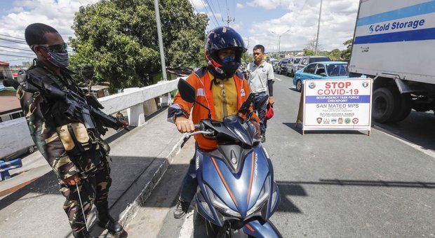 Coronavirus, Filippine: Duterte ordina di sparare a chi viola zone rosse