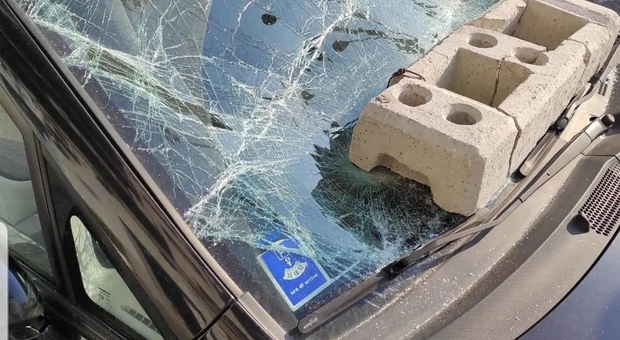 Napoli, piazza Mercato terra di nessuno: lancio di blocchi di cemento, decine di auto danneggiate