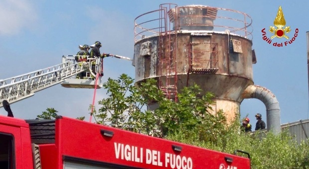 Ripatransone, i pompieri "disinnescano" un silos a fuoco che rischia l'esplosione