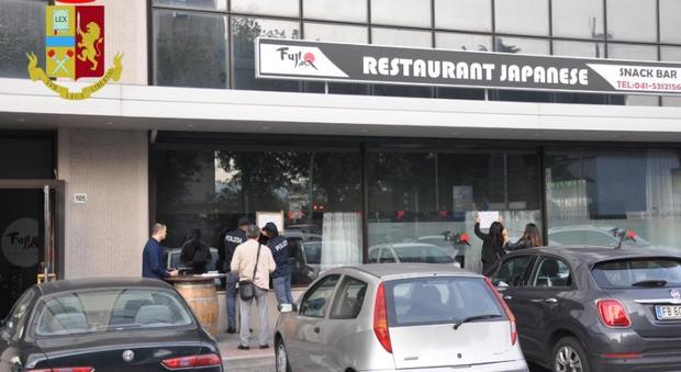 Rissa e cliente a terra ferito in una pozza di sangue: chiuso il bar cinese di via Torino